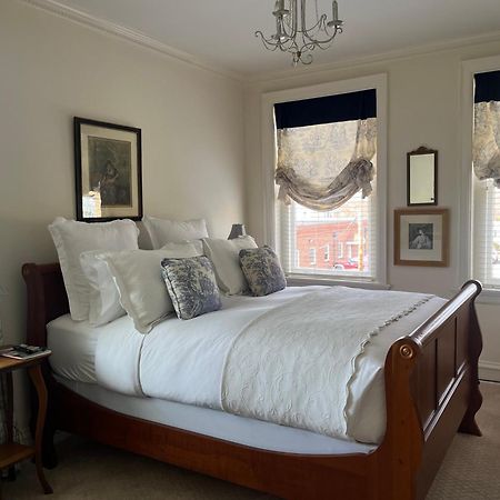 Ironclad Inn And Bourbon Room Фредериксбърг Екстериор снимка