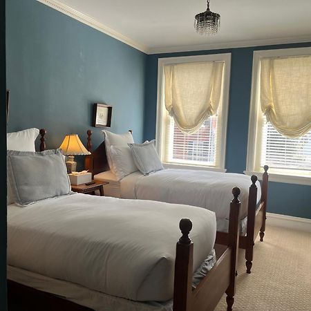 Ironclad Inn And Bourbon Room Фредериксбърг Екстериор снимка