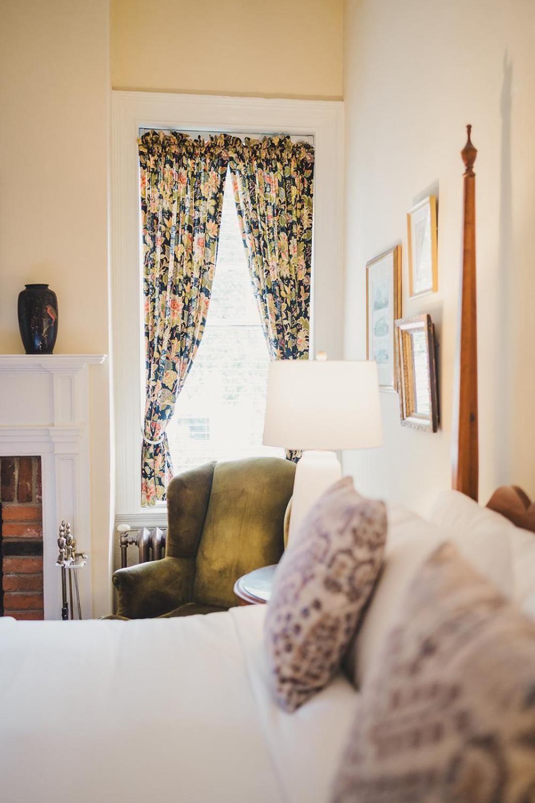 Ironclad Inn And Bourbon Room Фредериксбърг Екстериор снимка