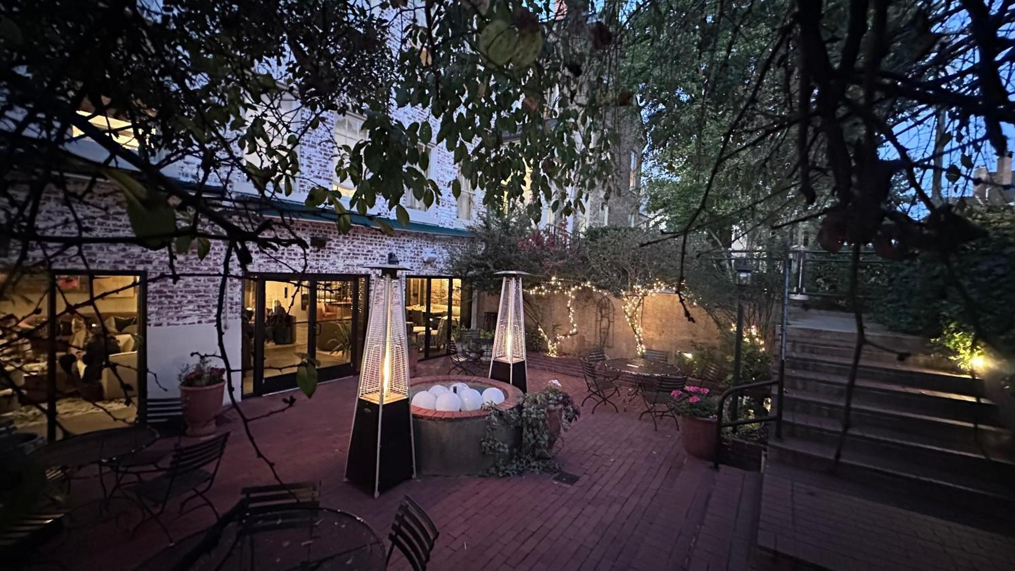 Ironclad Inn And Bourbon Room Фредериксбърг Екстериор снимка