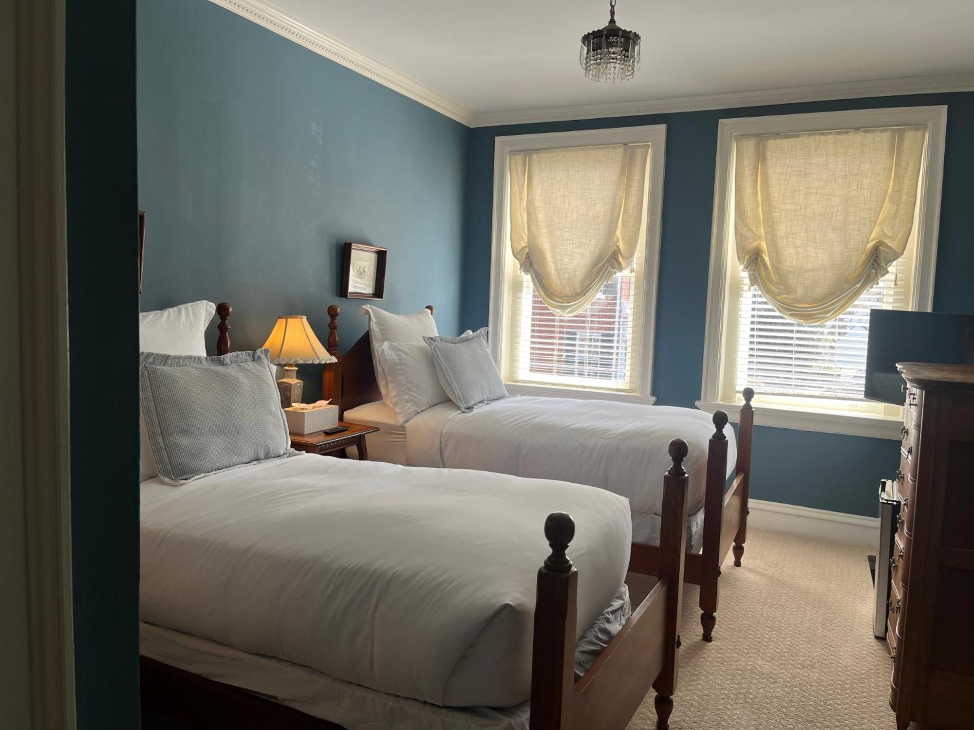 Ironclad Inn And Bourbon Room Фредериксбърг Екстериор снимка