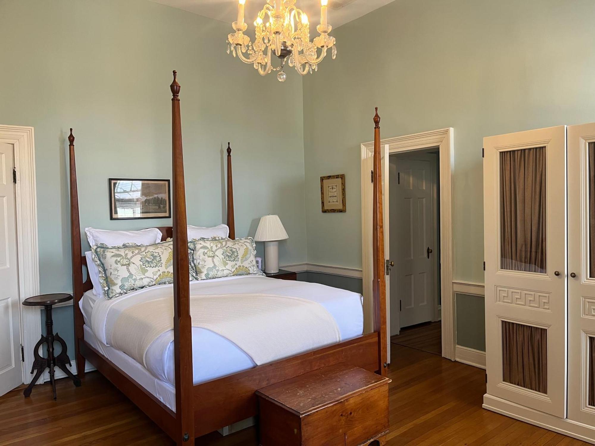 Ironclad Inn And Bourbon Room Фредериксбърг Екстериор снимка