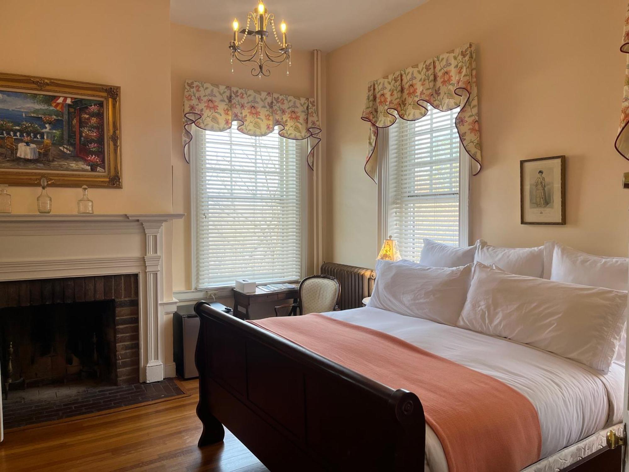 Ironclad Inn And Bourbon Room Фредериксбърг Екстериор снимка